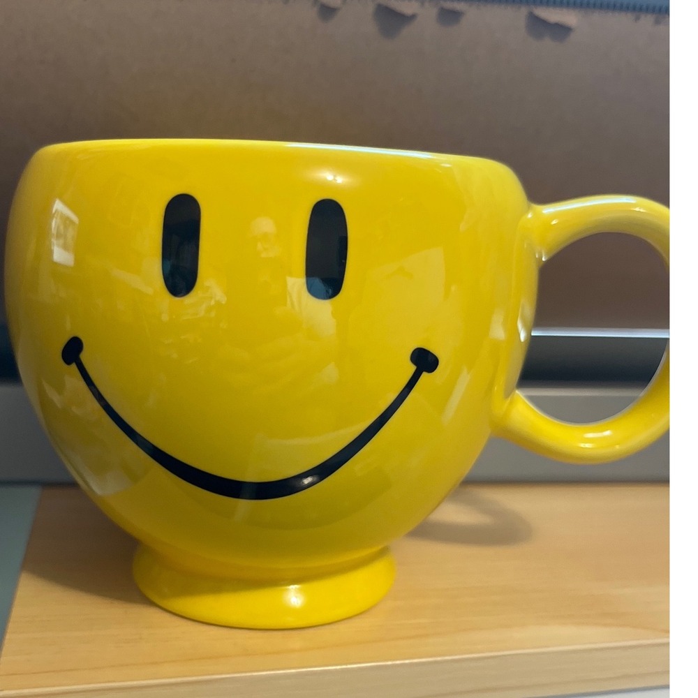 Teleflora Gift Yellow Smiley Face Ceramic Oversized Coffee Mug‎ Retro Happy Face